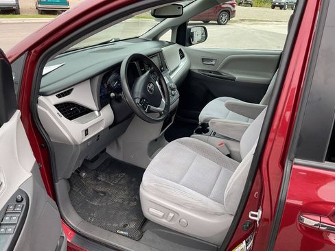 Used 2020 Toyota Sienna LE w/ LE Preferred Package FWD image 14