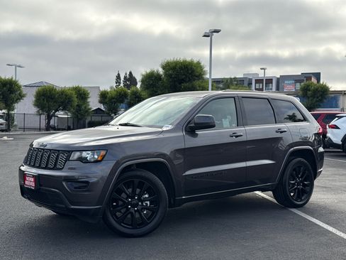 Used 2017 Jeep Grand Cherokee Altitude RWD image 2