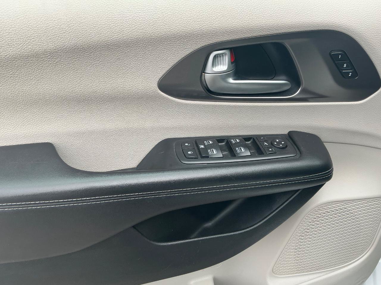 Used 2018 Chrysler Pacifica Limited FWD image 18