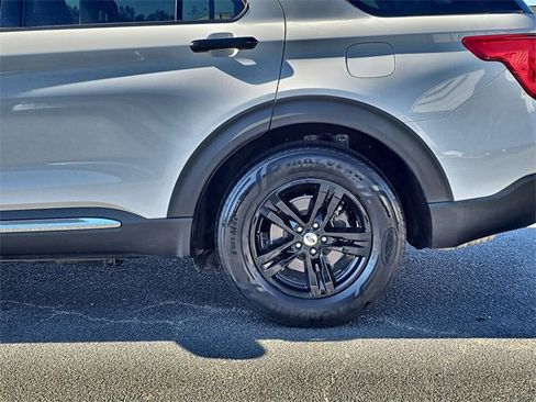 Used 2021 Ford Explorer XLT w/ Equipment Group 202A image 12