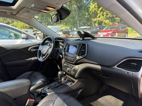 Used 2019 Jeep Cherokee Latitude Plus w/ Comfort/Convenience Group AWD/4WD image 5
