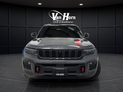 Used 2022 Jeep Grand Cherokee Trailhawk w/ Luxury Tech Group III AWD/4WD image 2