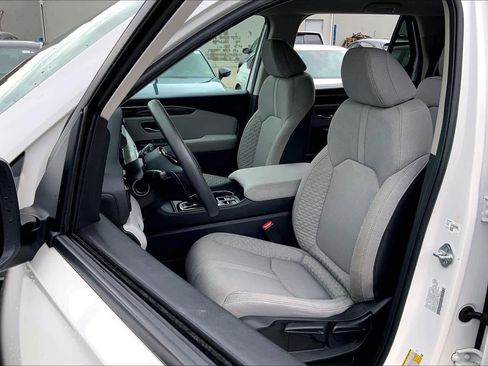 Used 2023 Honda Pilot LX image 9