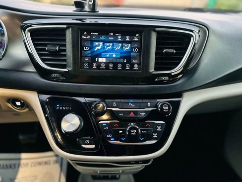 Used 2020 Chrysler Pacifica Touring-L FWD image 17
