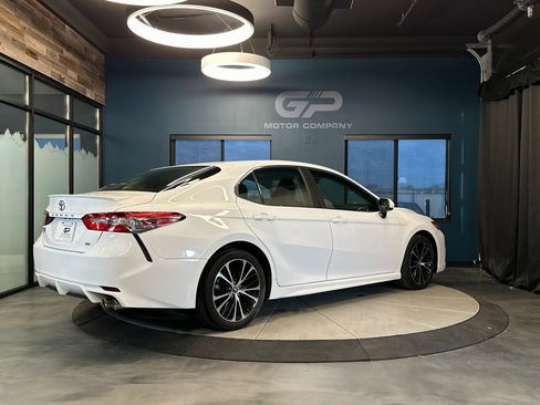 Used 2018 Toyota Camry SE w/ Moonroof Package image 3
