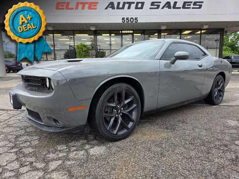 Used 2019 Dodge Challenger SXT w/ Blacktop Package RWD image 1