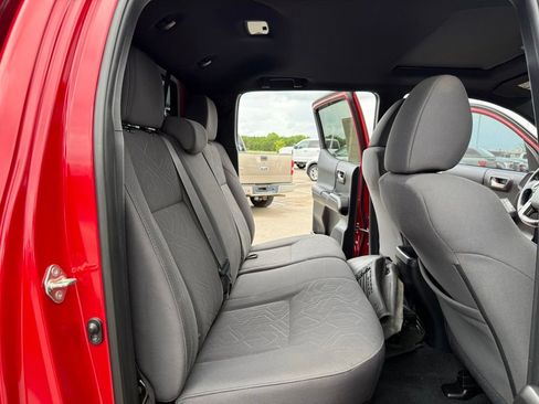 Used 2017 Toyota Tacoma TRD Sport AWD/4WD image 19