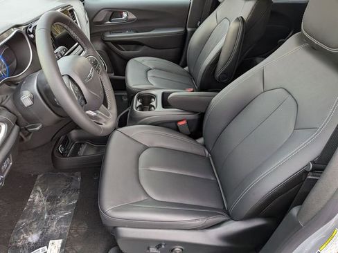 New 2026 Chrysler Pacifica Select image 11