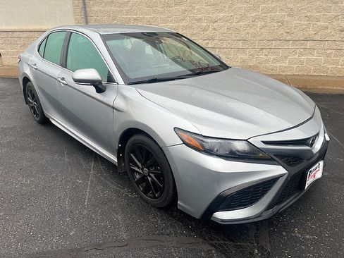 Used 2021 Toyota Camry SE image 3