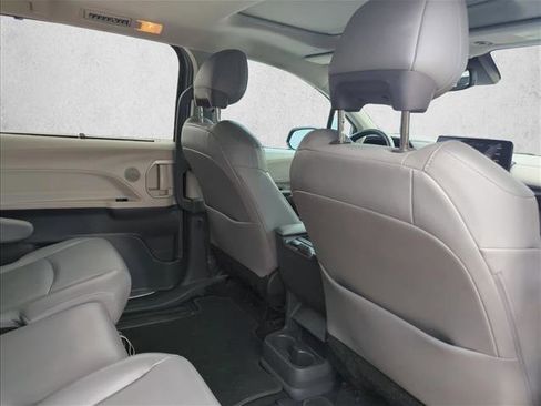 Used 2022 Toyota Sienna XLE FWD image 21