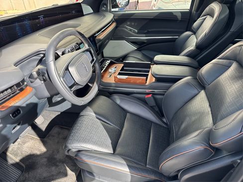 Used 2025 Lincoln Navigator Black Label image 8