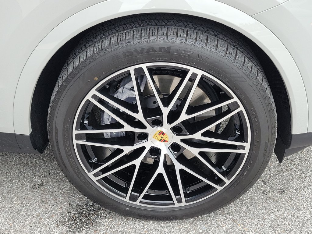 Certified 2024 Porsche Cayenne Coupe AWD/4WD image 13