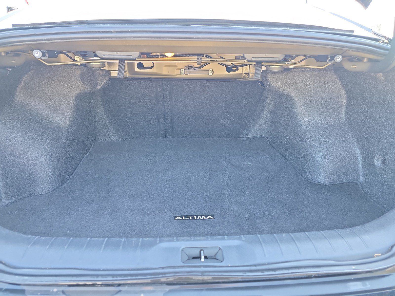 Used 2024 Nissan Altima 2.5 SV FWD image 8