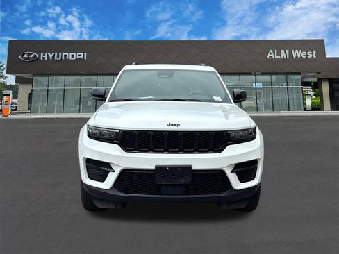 Used 2025 Jeep Grand Cherokee Altitude AWD/4WD image 2