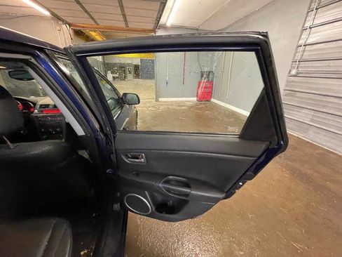 Used 2004 MAZDA MAZDA3 s w/ Moonroof & 6-CD Pkg image 29