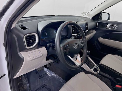 Certified 2025 Hyundai Venue SEL FWD image 9