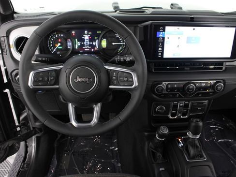 Used 2025 Jeep Wrangler Unlimited Sahara AWD/4WD image 10