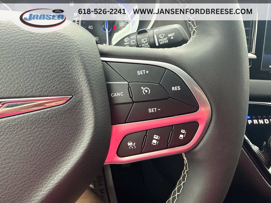 Used 2025 Chrysler Pacifica Select FWD image 16