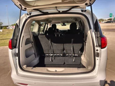 Used 2020 Chrysler Voyager LX FWD image 20