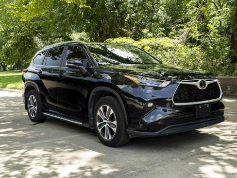 Used 2024 Toyota Highlander XLE FWD image 2