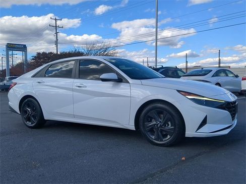 Used 2023 Hyundai Elantra SEL w/ Preferred Accessory Package image 2