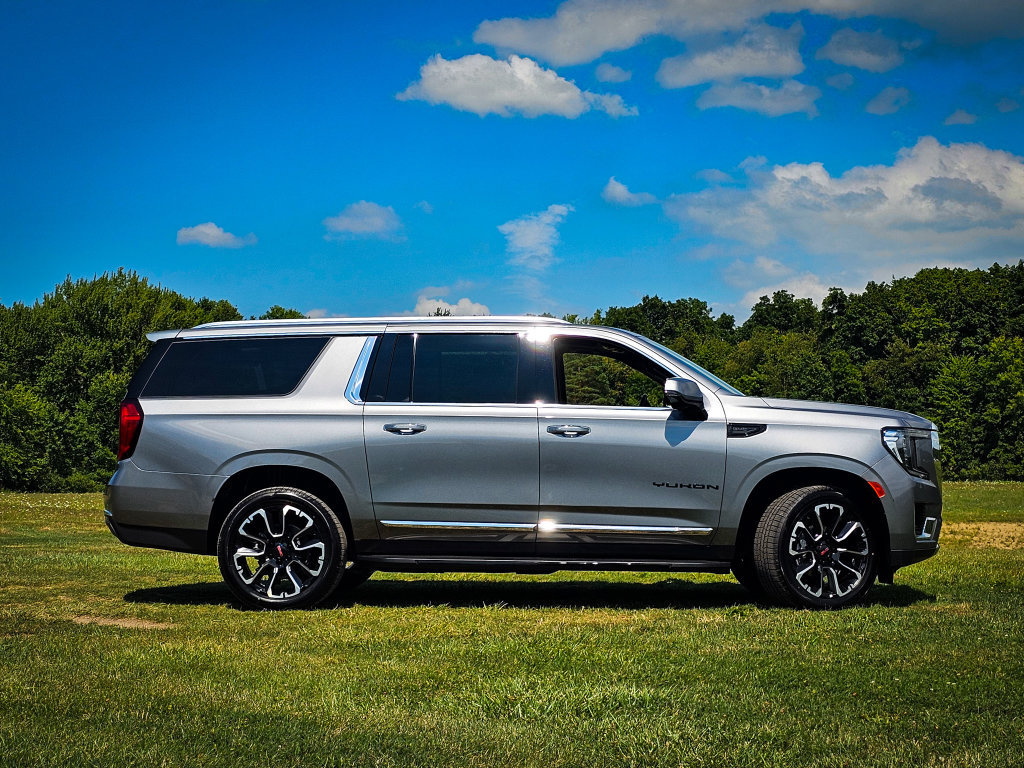 Used 2022 GMC Yukon XL SLT w/ SLT Premium Package AWD/4WD image 3