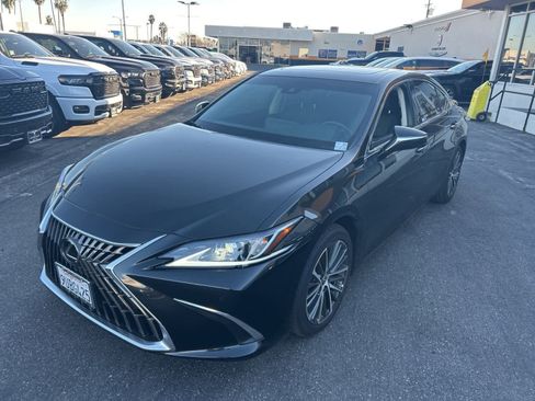 Used 2025 Lexus ES 300h w/ Premium Package image 2