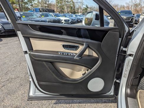 Used 2018 Bentley Bentayga AWD/4WD image 11
