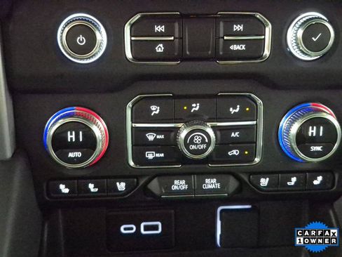 Used 2024 GMC Yukon SLT w/ SLT Luxury Package image 17