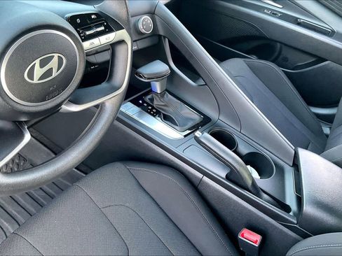 Used 2024 Hyundai Elantra SE image 19