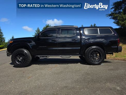 Used 2017 Toyota Tacoma TRD Sport AWD/4WD image 9