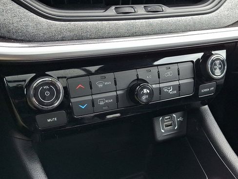 Used 2023 Jeep Compass Latitude w/ Sun and Sound Group image 16