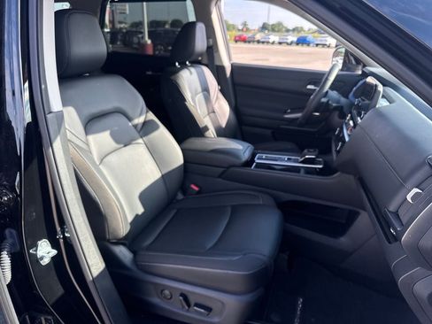 Used 2025 Nissan Pathfinder SL FWD image 11