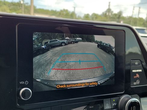 Used 2024 Toyota Highlander XLE FWD image 16