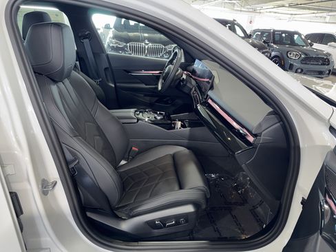 Used 2025 BMW i5 eDrive40i w/ Premium Package RWD image 10