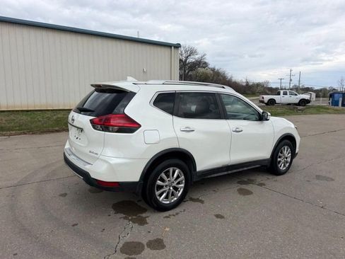 Used 2017 Nissan Rogue SV image 3