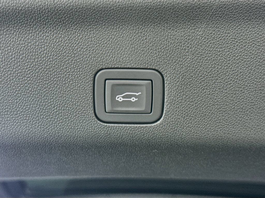 Used 2025 GMC Yukon Denali Ultimate AWD/4WD image 32