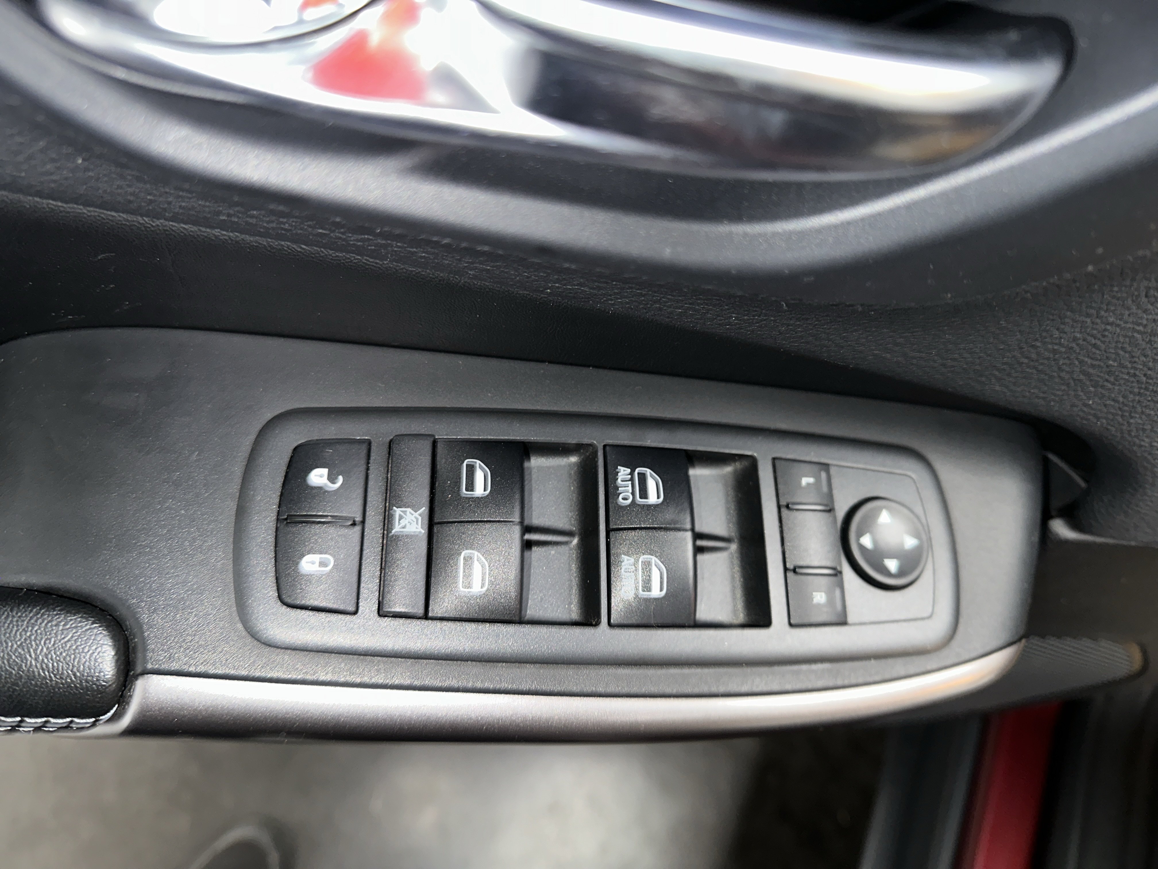 Used 2019 Jeep Cherokee Latitude Plus w/ Cold Weather Group AWD/4WD image 19