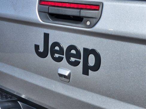 Used 2020 Jeep Gladiator Sport w/ Quick Order Package 24S image 9