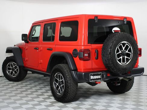 Used 2025 Jeep Wrangler Unlimited Rubicon w/ Convenience Group AWD/4WD image 2