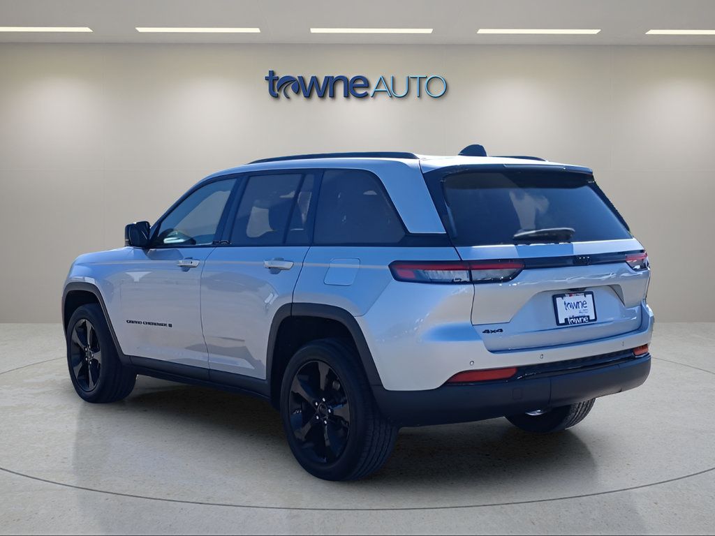 Used 2023 Jeep Grand Cherokee Altitude AWD/4WD image 3