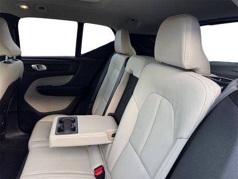 Certified 2024 Volvo XC40 B5 Plus w/ Climate Package image 23