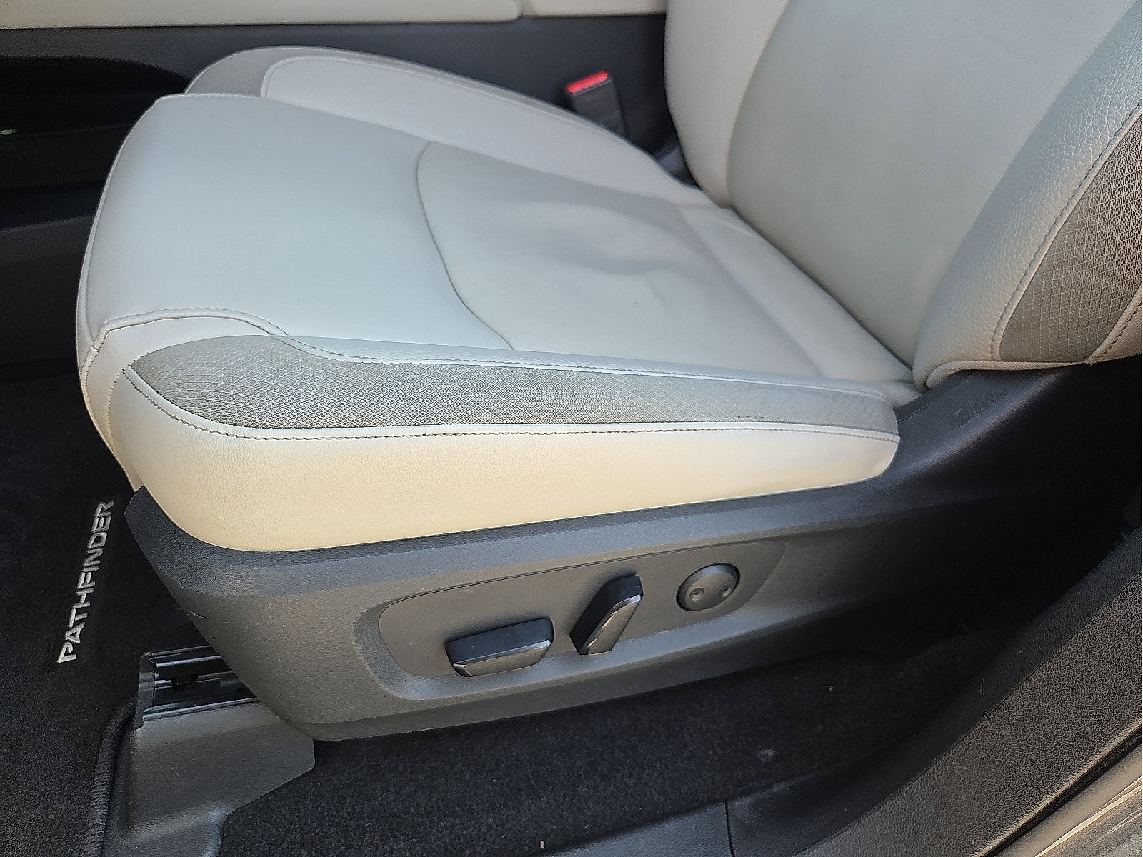 Used 2022 Nissan Pathfinder SL FWD image 15