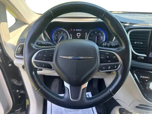 Used 2021 Chrysler Pacifica Touring-L FWD image 15