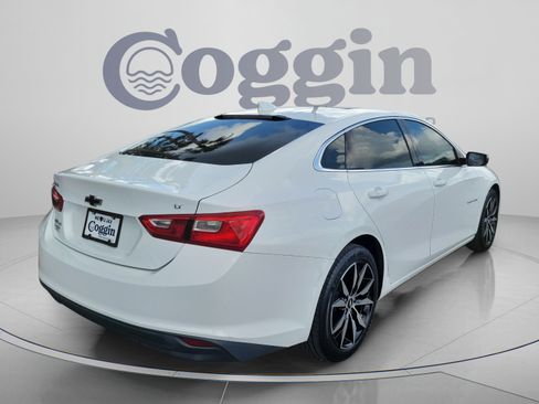 Used 2018 Chevrolet Malibu LT w/ Leather Package FWD image 3