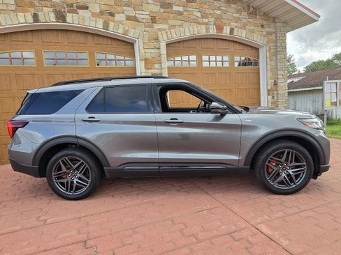 Used 2025 Ford Explorer ST-Line w/ Premium Package AWD/4WD image 2