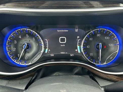 Used 2024 Chrysler Pacifica Limited image 11