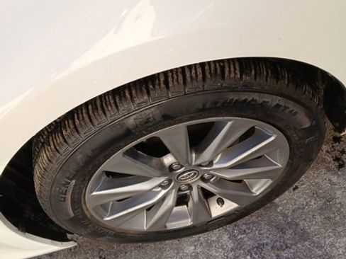 Used 2015 Toyota Camry XLE w/ Moonroof Package image 9