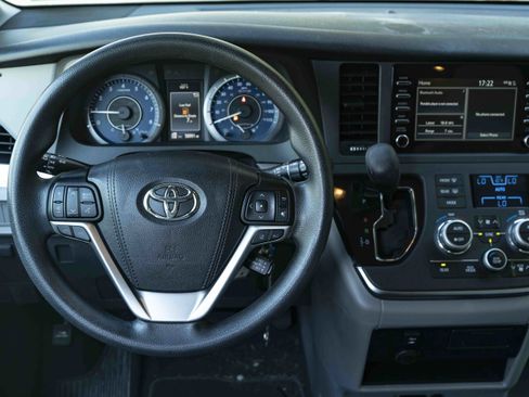 Used 2019 Toyota Sienna L FWD image 20