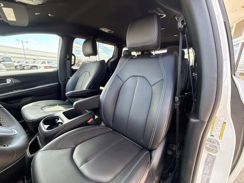 New 2026 Chrysler Pacifica Select FWD image 6